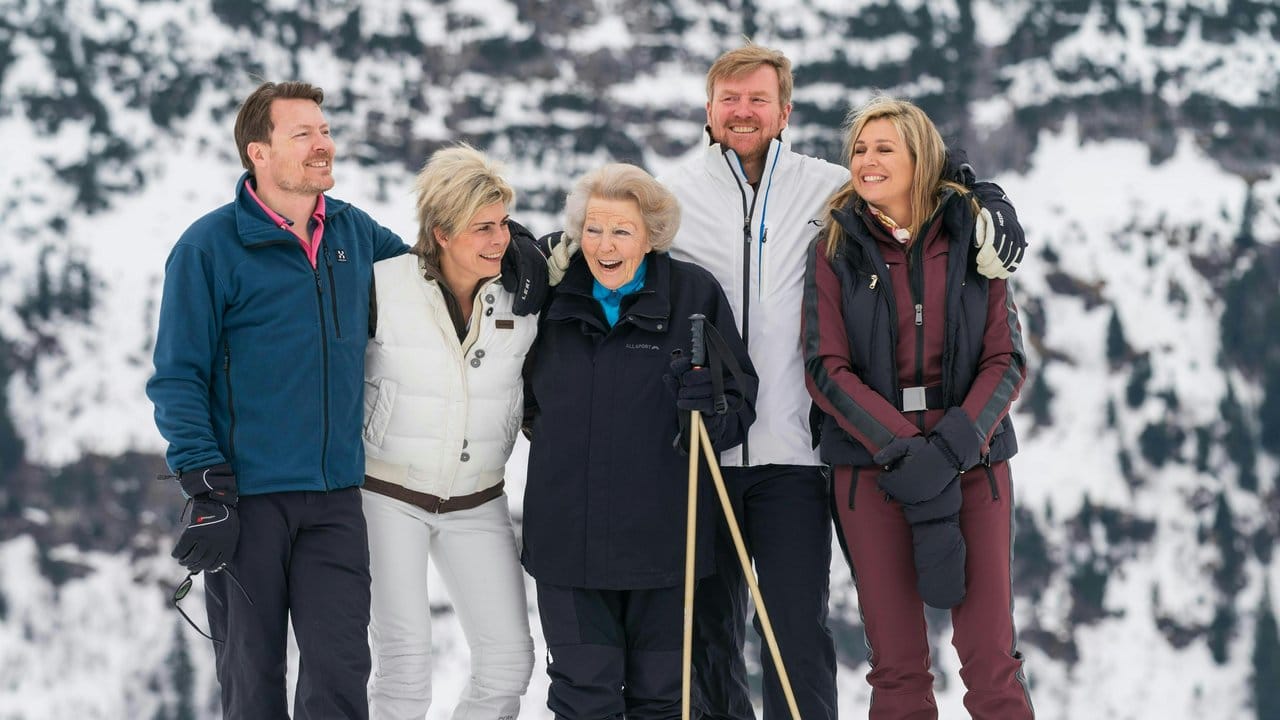 Prinz Constantijn, (l-r), Prinzessin Laurentien, Prinzessin Beatrix, König Willem-Alexander und Königin Maxima in Lech am Arlberg.