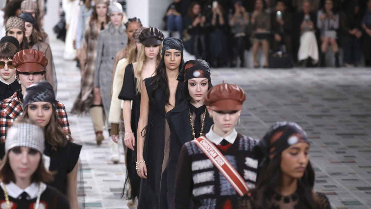 Models präsentieren die Herbst/Winter Damenkollektion 2020/21 von Dior.