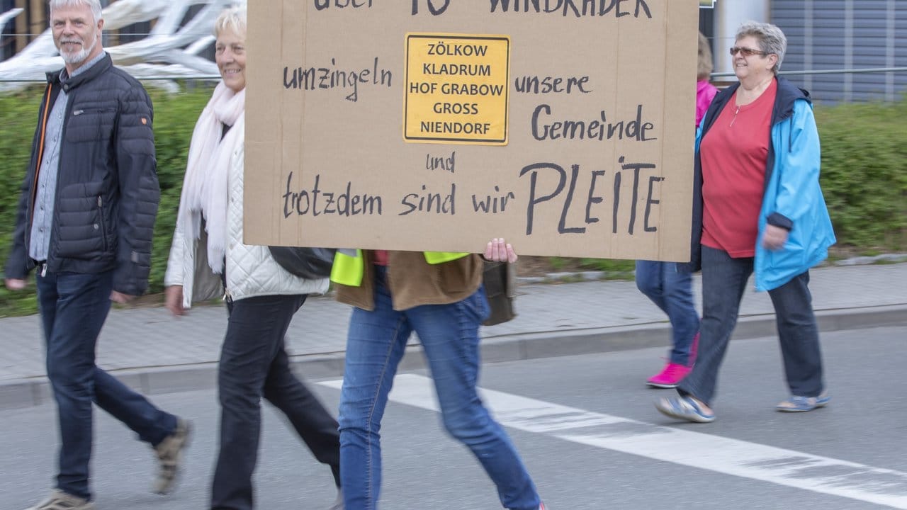 Hunderte Einwohner aus Gemeinden Mecklenburg-Vorpommerns protestieren gegen den weiteren Ausbau der Windkraft. Hunderte Einwohner aus Gemeinden Mecklenburg-Vorpommerns protestieren gegen den weiteren Ausbau der Windkraft.