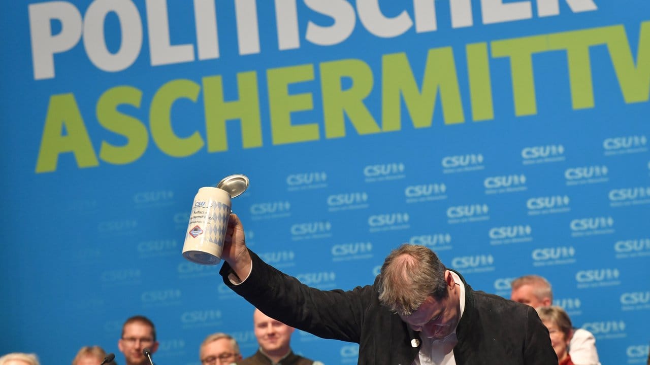 Markus Söder, CSU-Vorsitzender und Ministerpräsident aus Bayern verbeugt sich beim Politischen Aschermittwoch der CSU vor den Anwesenden.