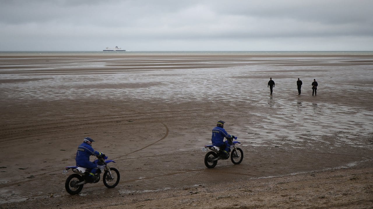 Das ist die neue EU-Außengrenze: Französische Polizeibeamte patrouillieren zu Fuß und per Motorrad am Strand von Oye-Plage in der Nähe von Calais.