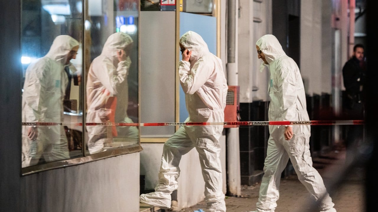 Die Spurensicherung geht in Richtung des Tatorts am Heumarkt. Die Spurensicherung geht in Richtung des Tatorts am Heumarkt.