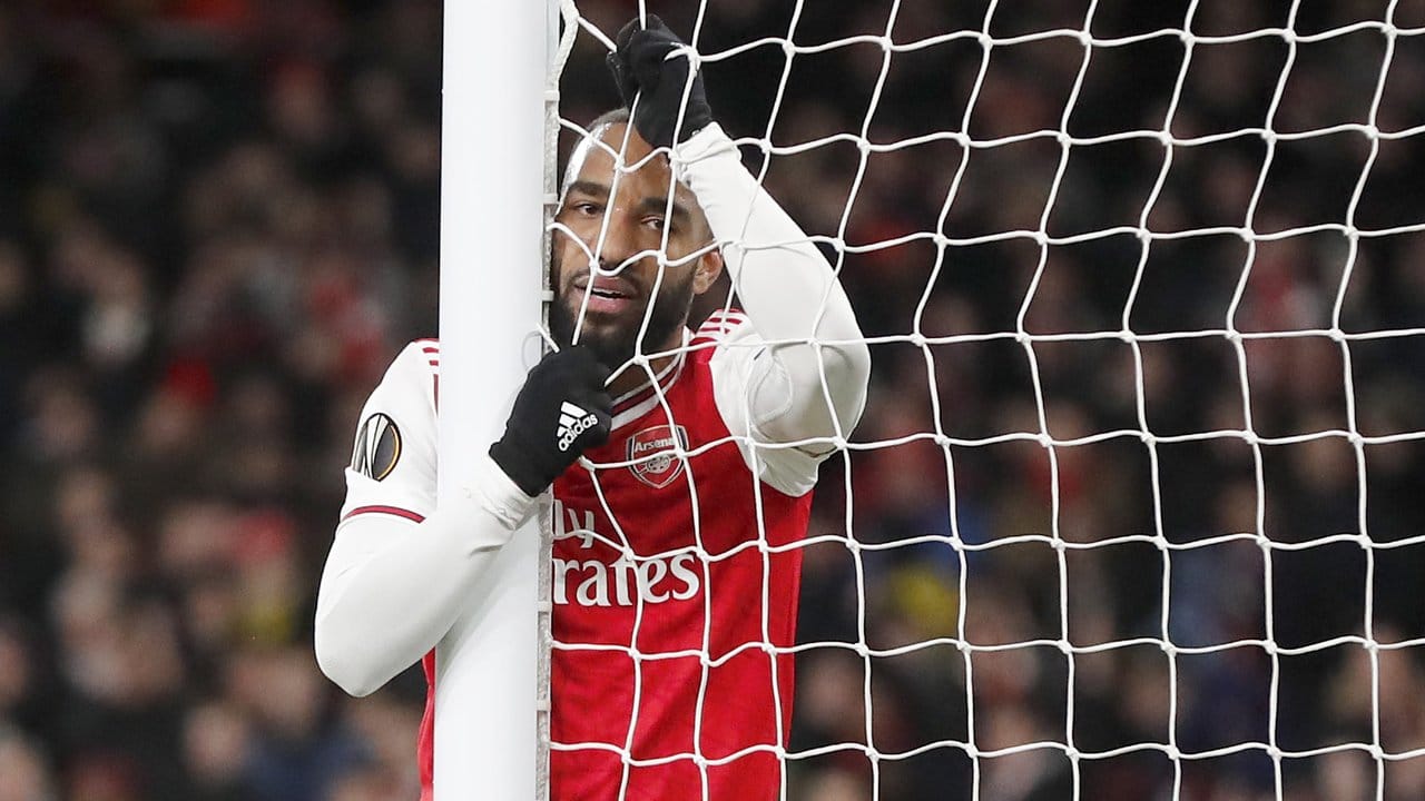 Alexandre Lacazette vom FC Arsenal hängt enttäuscht im Tornetz. Alexandre Lacazette vom FC Arsenal hängt enttäuscht im Tornetz.