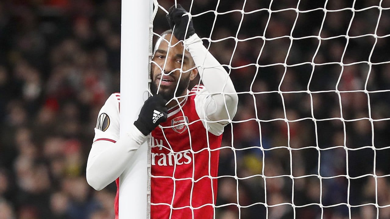 Alexandre Lacazette vom FC Arsenal hängt enttäuscht im Tornetz.