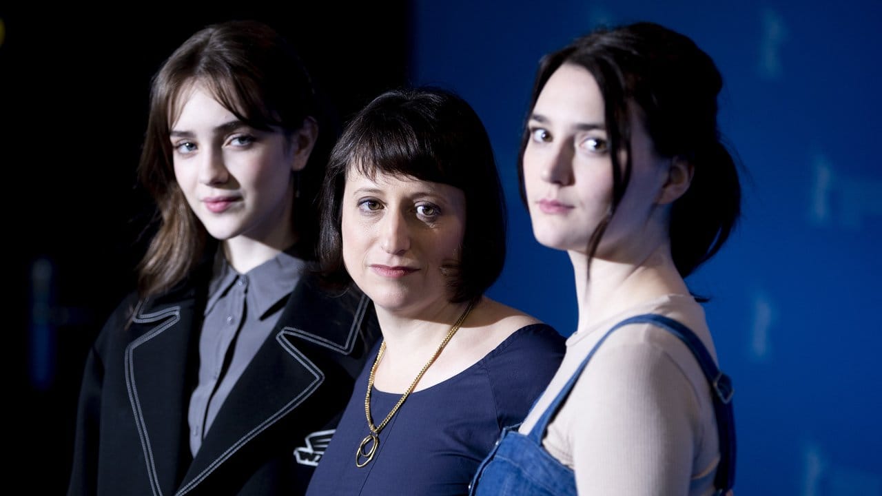 Eliza Hittman (M) stellt mit den Schauspielerinnen Talia Ryder (l) und Sidney Flanigan ihren Film "Never Rarely Sometimes Always" vor. Eliza Hittman (M) stellt mit den Schauspielerinnen Talia Ryder (l) und Sidney Flanigan ihren Film "Never Rarely Sometimes Always" vor.