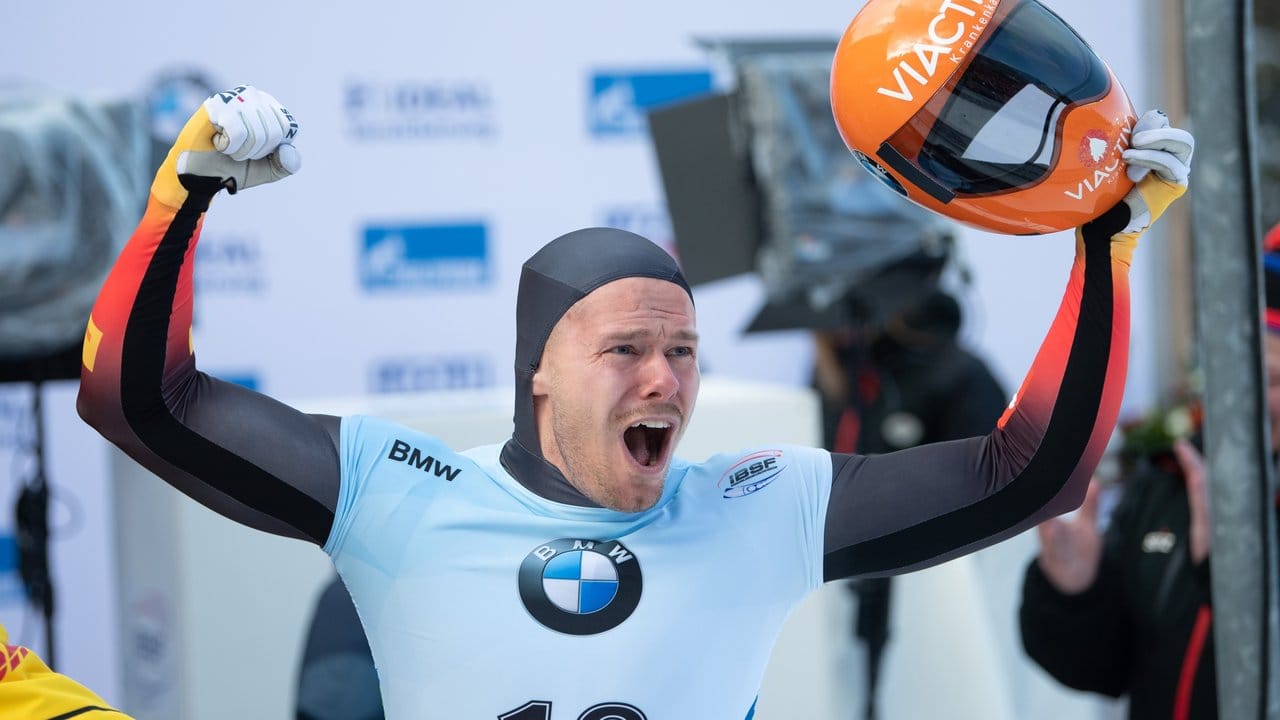 Holte sich bei der Skeleton-WM in Altenberg die Goldmedaille: Christopher Grotheer jubelt im Ziel.