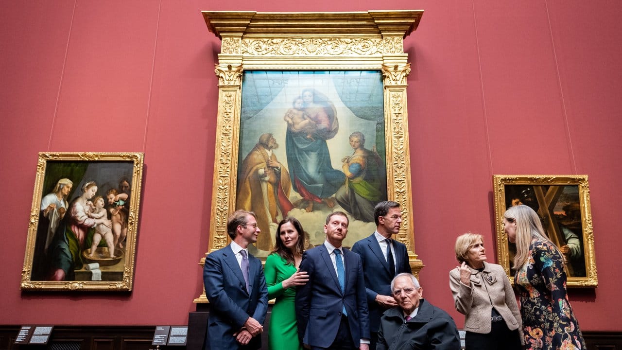 Rijksmuseum-Direktor Taco Dibbits (l-r), Annett Hofmann, Lebensgefährtin von Ministerpräsident Michael Kretschmer, Mark Rutte, Ministerpräsident der Niederlande, Wolfgang Schäuble, seine Frau Ingeborg Schäuble und Marion Ackermann, Generaldirektorin der Staatlichen Kunstsammlungen vor Raffaels "Sixtinischer Madonna". Rijksmuseum-Direktor Taco Dibbits (l-r), Annett Hofmann, Lebensgefährtin von Ministerpräsident Michael Kretschmer, Mark Rutte, Ministerpräsident der Niederlande, Wolfgang Schäuble, seine Frau Ingeborg Schäuble und Marion Ackermann, Generaldirektorin der Staatlichen Kunstsammlungen vor Raffaels "Sixtinischer Madonna".