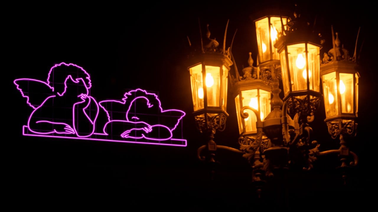 Zur Wiedereröffnung der Gemäldegalerie "Alte Meister" leuchten Raffaels Engel in Neon. Zur Wiedereröffnung der Gemäldegalerie "Alte Meister" leuchten Raffaels Engel in Neon.