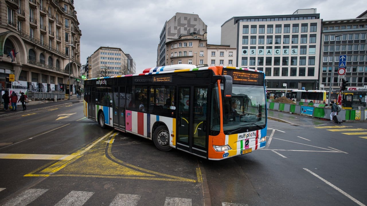 Ein Bus der Stadt Luxemburg fährt in der Innenstadt. Ein Bus der Stadt Luxemburg fährt in der Innenstadt.