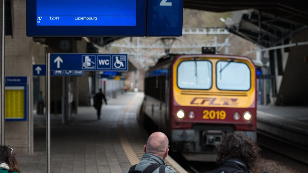 Ein Zug der Luxemburger Eisenbahn fährt in den Bahnhof Pfaffenthal-Kirchberg ein. Ein Zug der Luxemburger Eisenbahn fährt in den Bahnhof Pfaffenthal-Kirchberg ein.