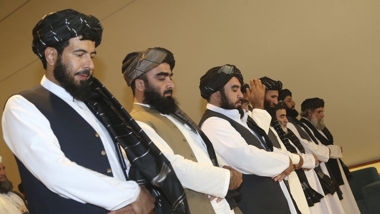 Afghanistans Taliban-Delegation betet vor der Unterzeichnung des Abkommens zwischen Taliban und den USA.