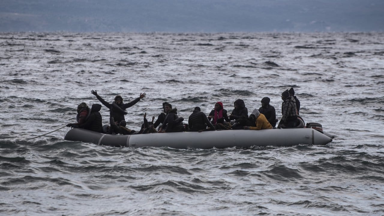 Migranten aus der Türkei kommen in einem Schlauchboot auf der griechischen Insel Lesbos an. Migranten aus der Türkei kommen in einem Schlauchboot auf der griechischen Insel Lesbos an.