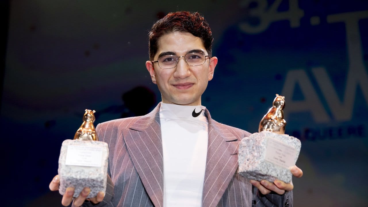 Bester Spielfilm" und "Readers’ Award": Faraz Shariat hat mit "Futur Drei" bei den Teddy Awards gleich zwei Preise bekommen.