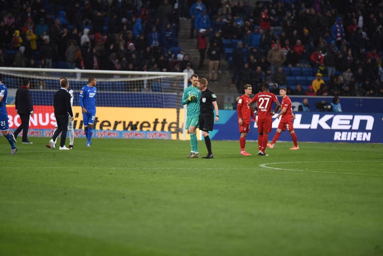 Bayern-Torwart Neuer im Gespräch mit Schiedsrichter Dingert. Erst nach 15 Minuten wurde die Partie wieder angepfiffen – hätte es erneute Ausfälle aus der Fankurve der Münchner gegeben, wäre die Partie abgebrochen worden.