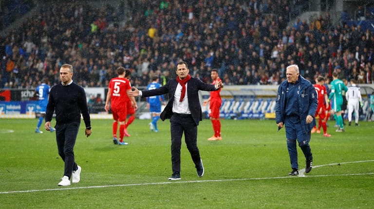 Auch Bayern-Sportdirektor Hasan Salihamidzic stürmte zur Kurve der Gäste-Fans. Er reagierte wie alle Spieler und Verantwortlichen der Münchner mit Fassungslosigkeit.