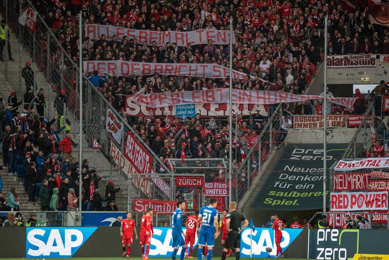 Aufreger: Das Banner von Bayern-Anhängern während der Partie in Hoffenheim. Erneut wurde TSG-Mäzen Dietmar Hopp aufs Übelste beleidigt. In der 67. Minute wurden die Plakate ausgerollt – und lösten ein Pfeifkonzert im Stadion aus.