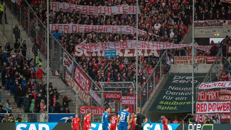 Aufreger: Das Banner von Bayern-Anhängern während der Partie in Hoffenheim. Erneut wurde TSG-Mäzen Dietmar Hopp aufs Übelste beleidigt. In der 67. Minute wurden die Plakate ausgerollt – und lösten ein Pfeifkonzert im Stadion aus.