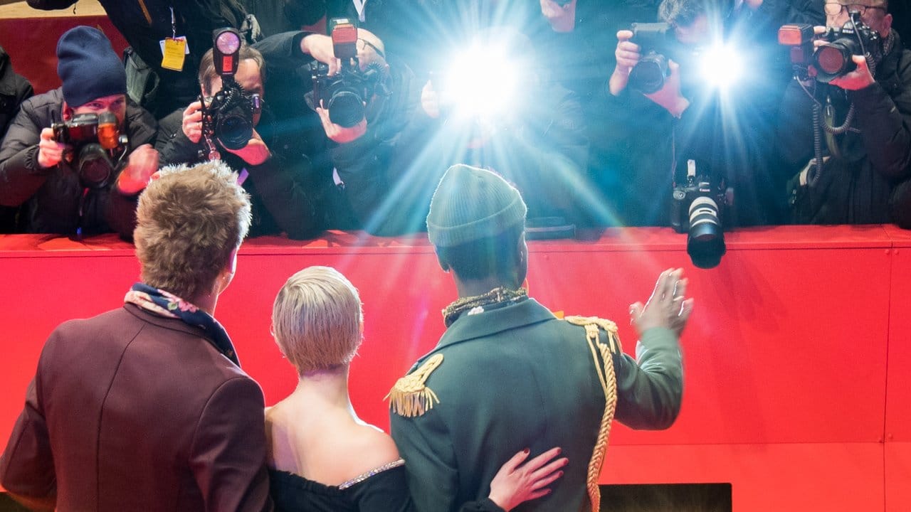 Albrecht Schuch (l-r), Jella Haase und Welket Bungue im Fokus der Fotografen.