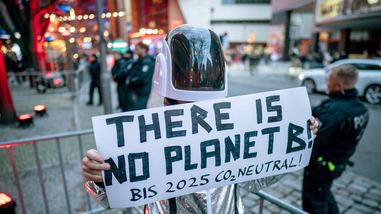 Aktivisten der Bewegung Extinction Rebellion (XR) protestieren vor dem Berlinale Palast.
