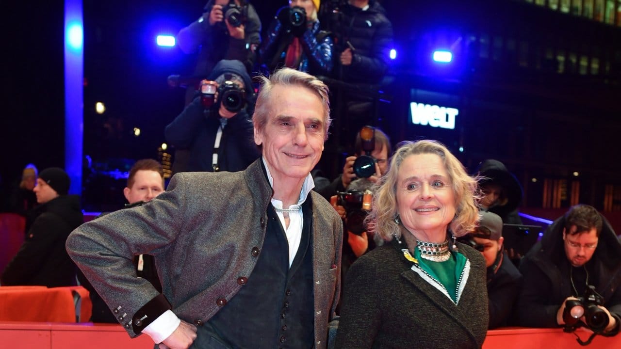 Jury-Präsident Jeremy Irons kommt mit seiner Frau Sinead Cusack zur Preisverleihung.