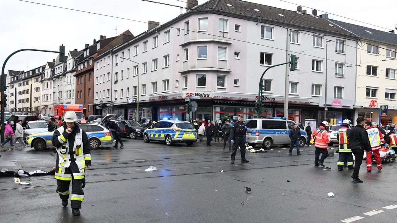 An der belebten Kreuzung hatten sich zahlreiche Passanten bereits um die Menschen gekümmert, ehe Notärzte und Sanitäter die Versorgung übernahmen. An der belebten Kreuzung hatten sich zahlreiche Passanten bereits um die Menschen gekümmert, ehe Notärzte und Sanitäter die Versorgung übernahmen.