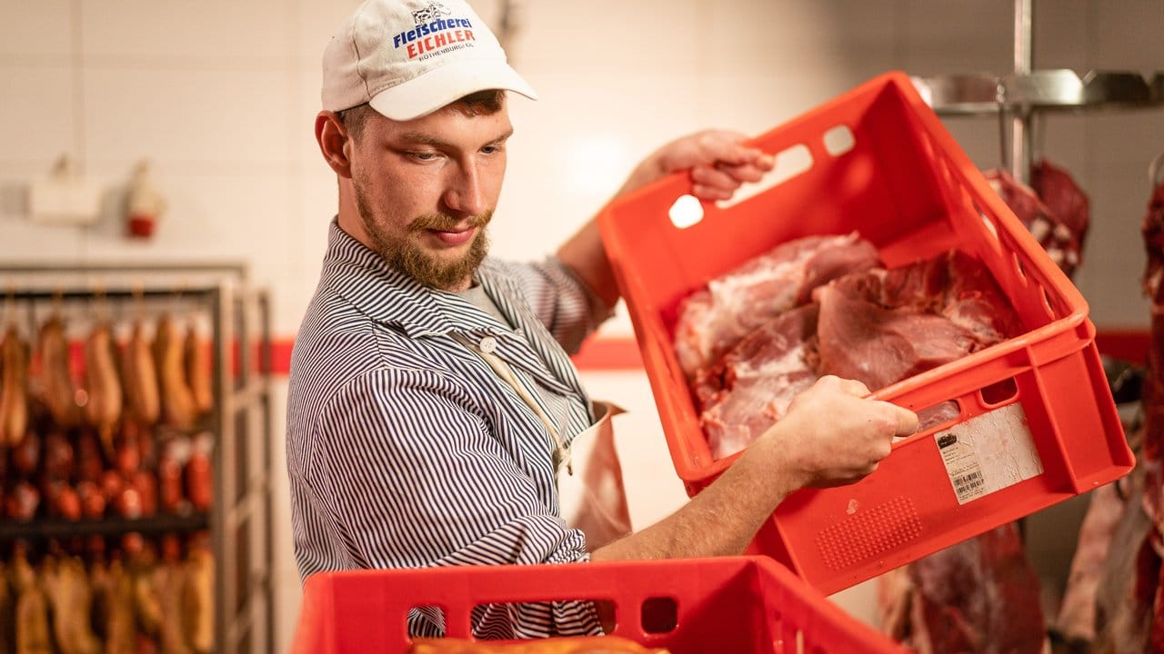 Fleisch ist sein Fachgebiet: Der angehende Metzger Maurice Münch bringt Ordnung in die Kühlkammer.