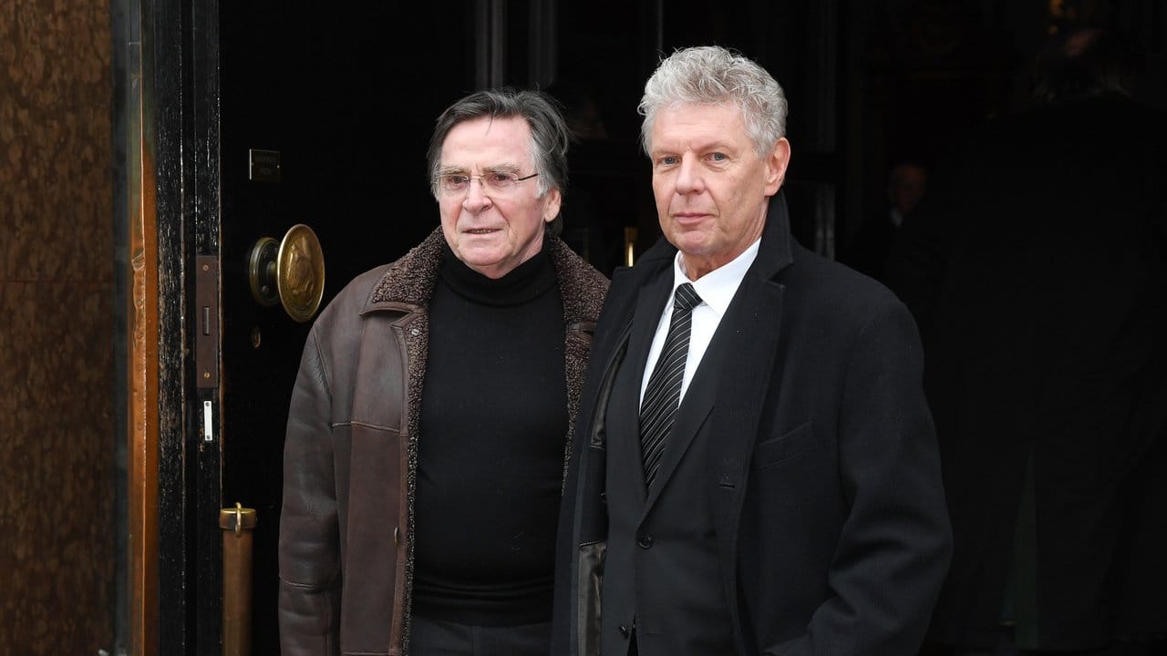 Der Schauspieler Elmar Wepper (l) und der Münchner Oberbürgermeister Dieter Reiter (SPD) gehörten zu den Trauergästen.