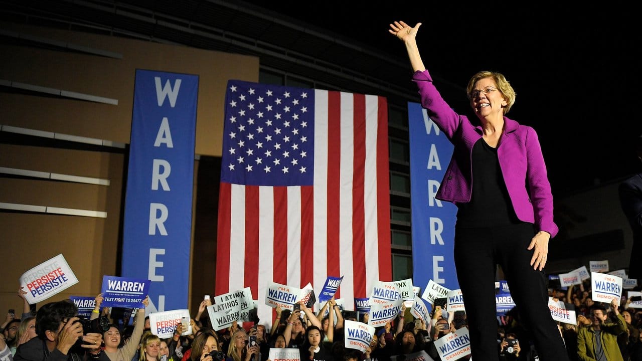 Elizabeth Warren, demokratische Bewerberin um die Präsidentschaftskandidatur, winkt bei einer Wahlkampfveranstaltung im Monterey Park.