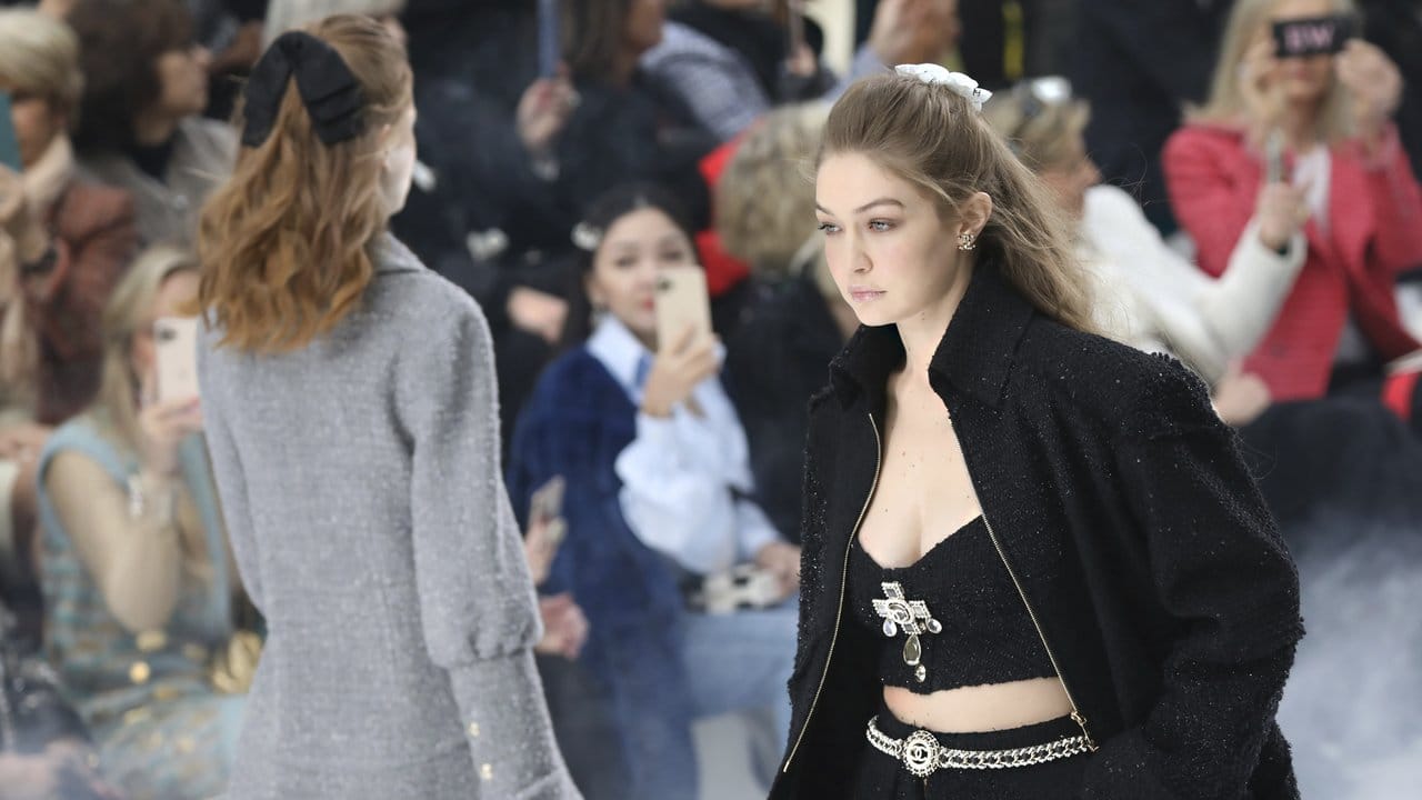 Model Gigi Hadid präsentiert eine Kreation der Herbst/Winter Damenkollektion von Chanel bei der Pariser Fashion Week.