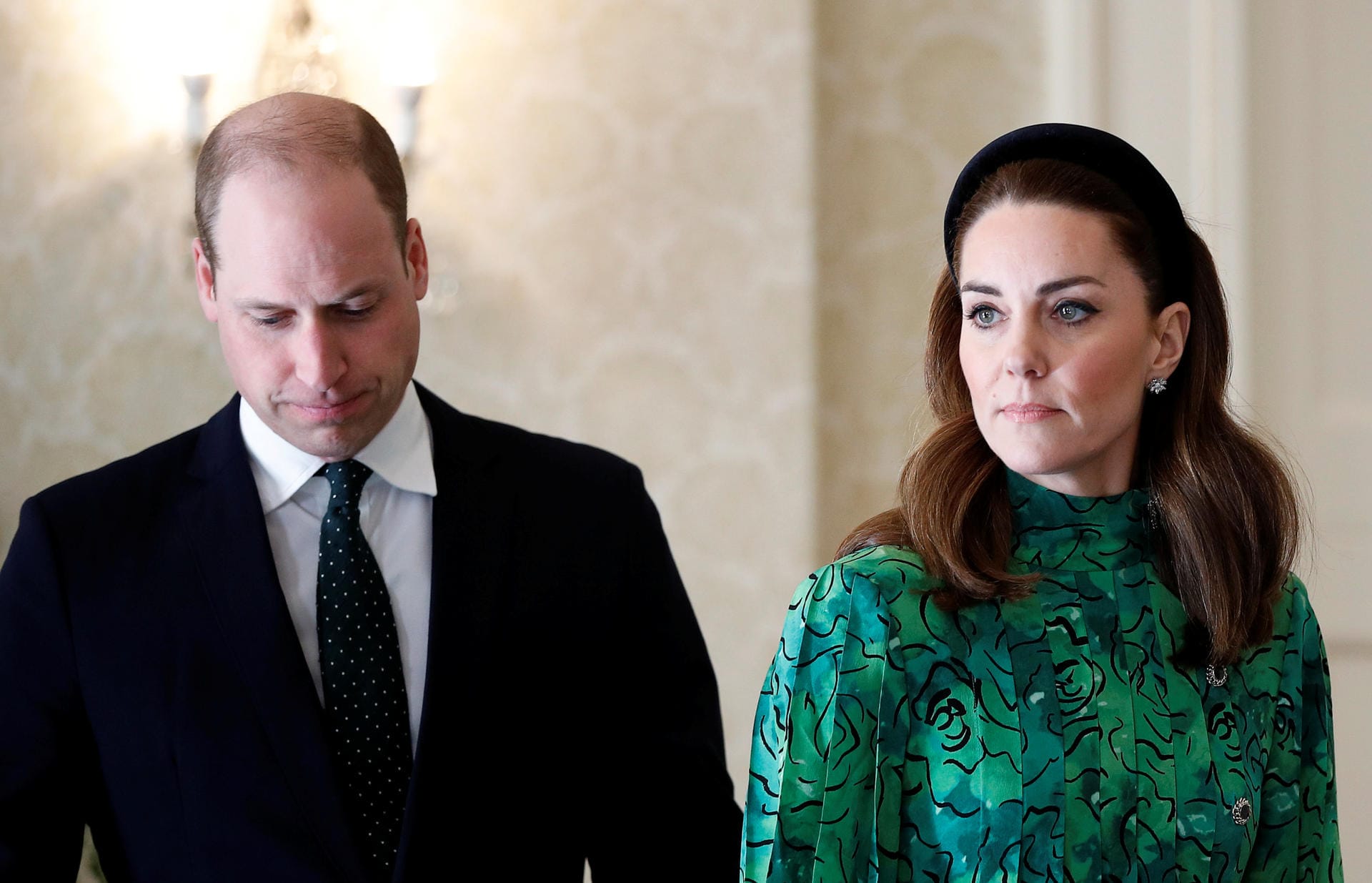 Herzogin Kate wählte ein elegantes grünes Kleid, William eine gepunktete Krawatte.