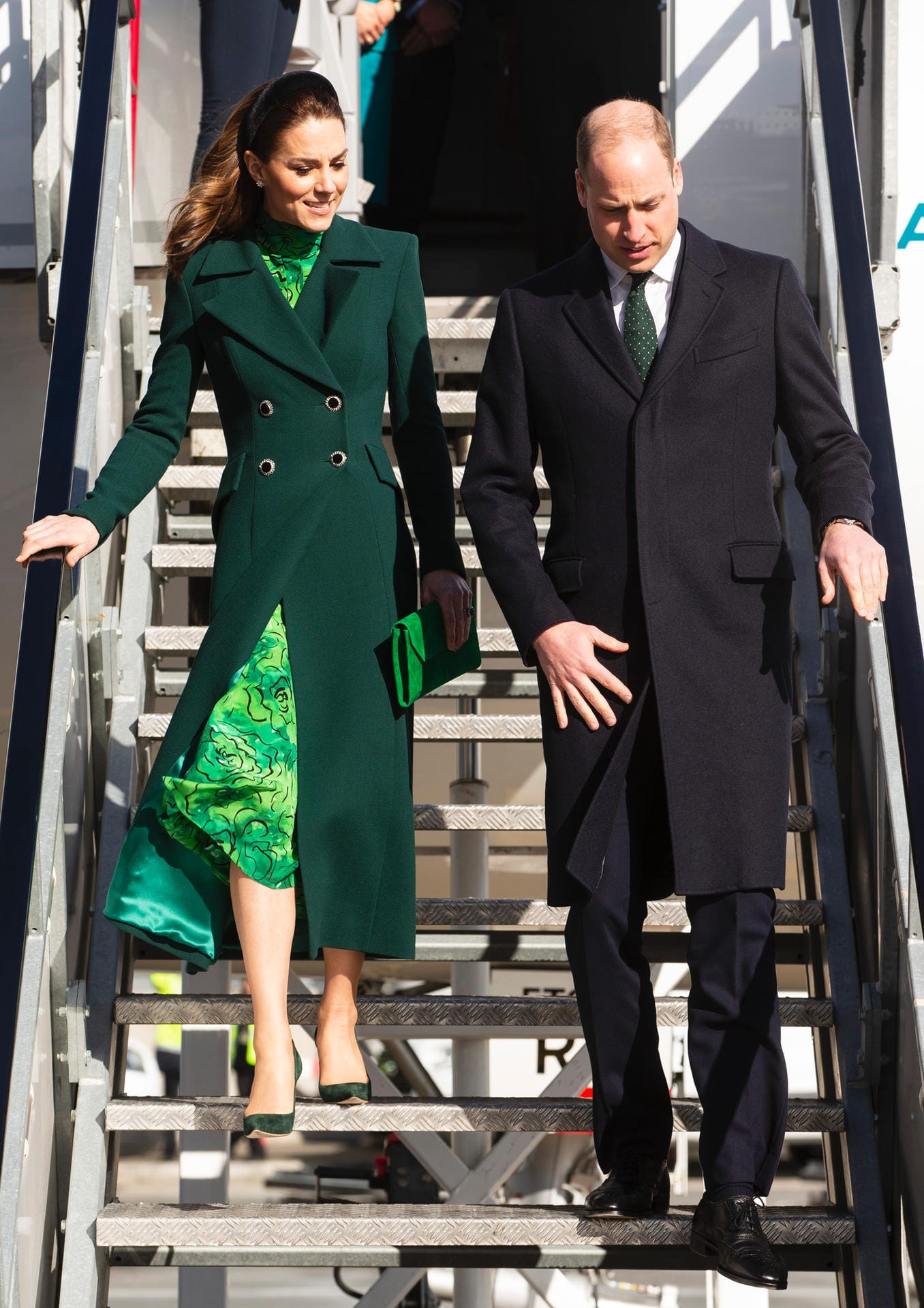 Kate und William kommen am Flughafen von Dublin an.