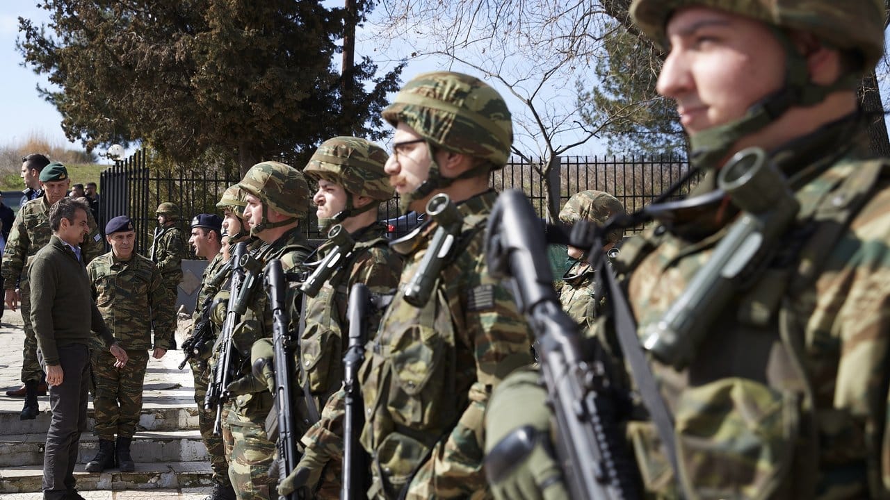 Der griechische Ministerpräsident Kyriakos Mitsotakis (l) besucht griechische Soldaten an der Grenze.