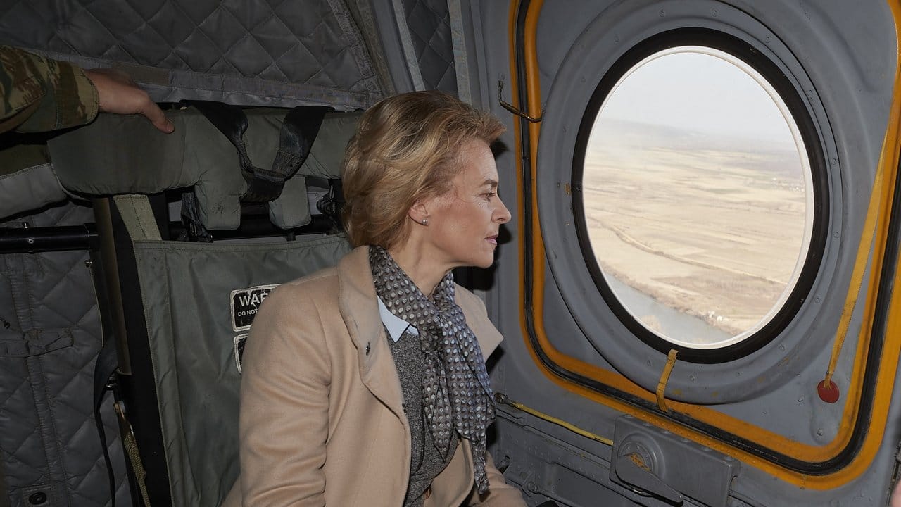 EU-Kommissionspräsidentin Ursula von der Leyen schaut aus dem Fenster eines Hubschraubers, während sie über die griechisch-türkische Grenze fliegt. EU-Kommissionspräsidentin Ursula von der Leyen schaut aus dem Fenster eines Hubschraubers, während sie über die griechisch-türkische Grenze fliegt.