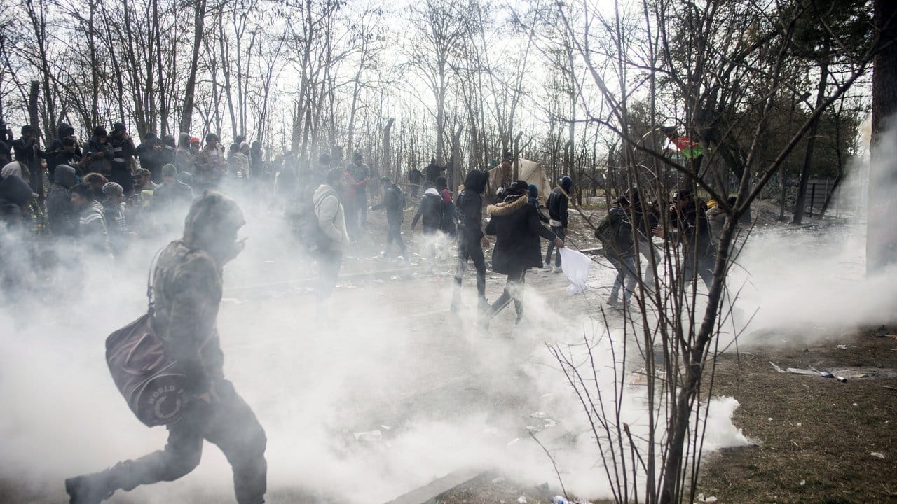 Die griechische Polizei setzt Wasserwerfer gegen Migranten im türkisch-griechischen Grenzgebiet ein. Die griechische Polizei setzt Wasserwerfer gegen Migranten im türkisch-griechischen Grenzgebiet ein.