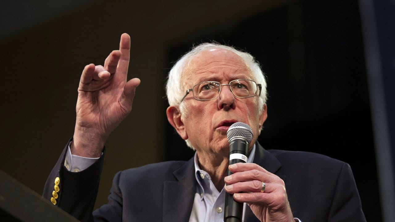 Bernie Sanders spricht bei einer Wahlkampfveranstaltung in St.