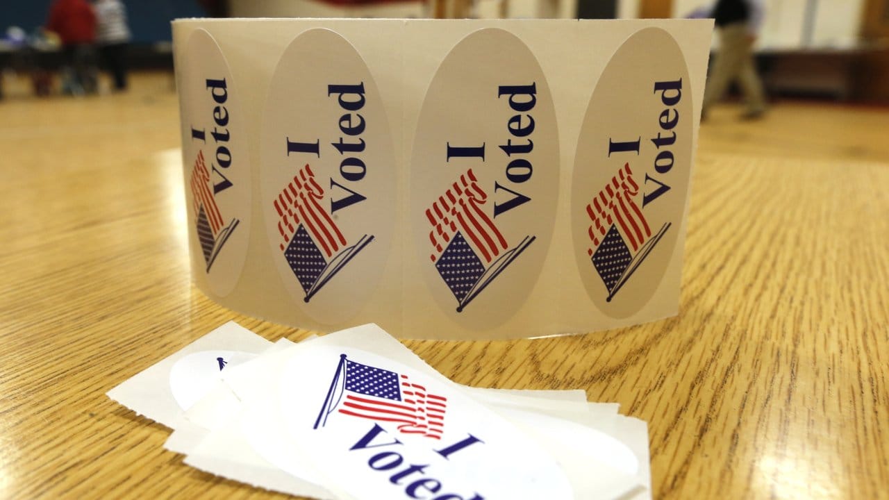 Sticker mit der Aufschrift "I Voted" liegen in einem Wahllokal in Richmond.