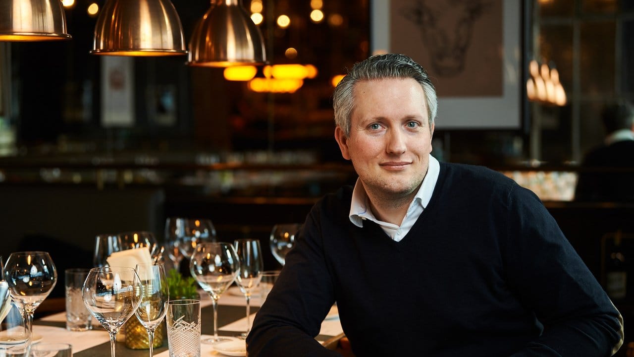 Steve Karlsch ist Kulinarischer Direktor der Brasserie Colette Tim Raue an den Standorten Berlin, München und Konstanz. Steve Karlsch ist Kulinarischer Direktor der Brasserie Colette Tim Raue an den Standorten Berlin, München und Konstanz.