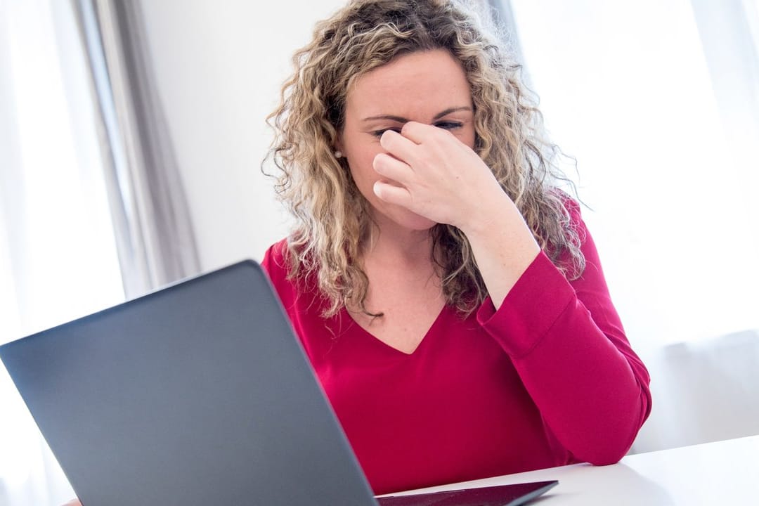 Beschwerden im Büro: Lange, ununterbrochene Bildschirmarbeit ist eine der wichtigsten Ursachen für trockene Augen.