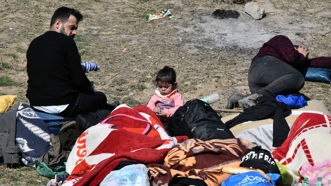 Migranten halten sich an der griechisch-türkischen Grenze auf.