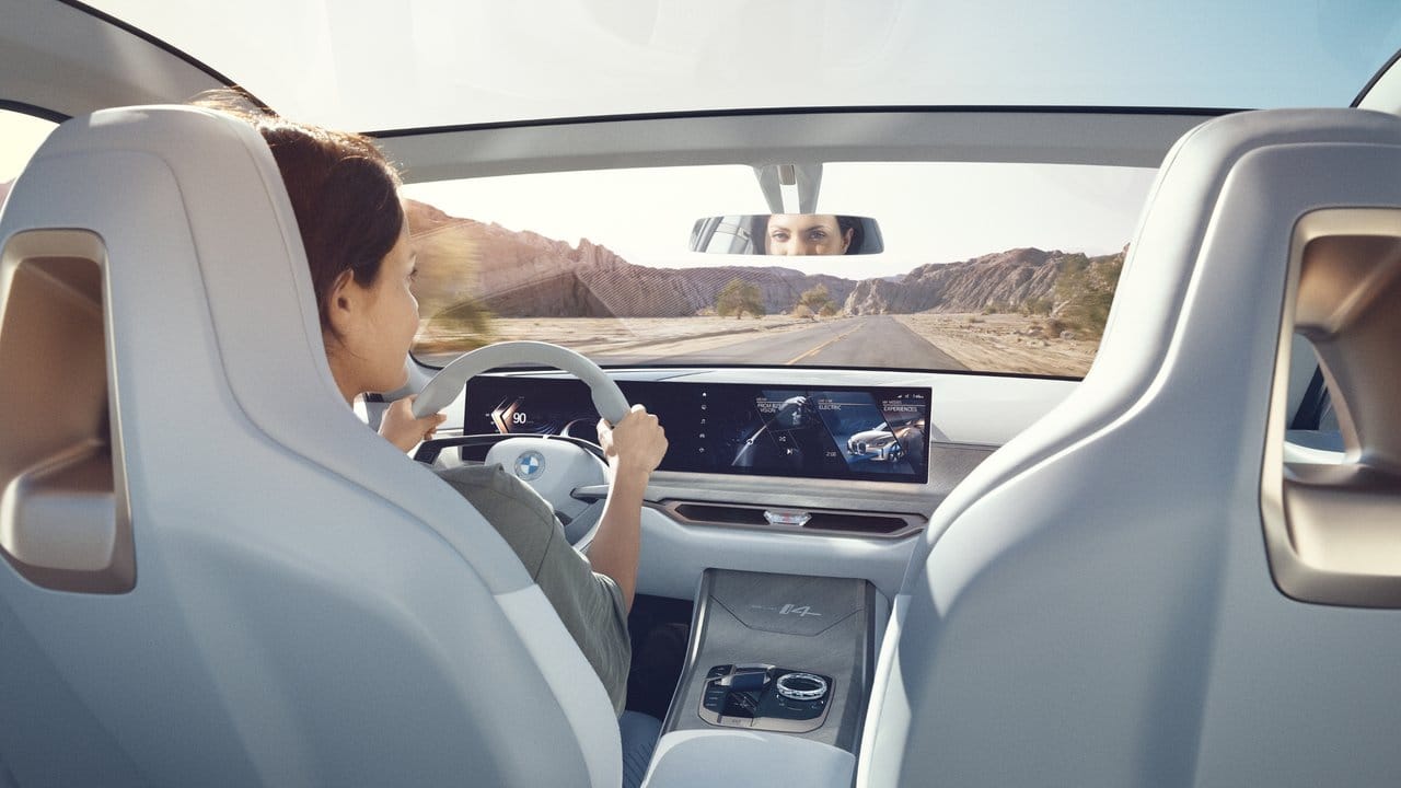 Schöne digitale Aussichten: Der gekrümmte Riesenbildschirm der Studie i4 soll auch im Serienfahrzeug von BMW eingebaut werden.