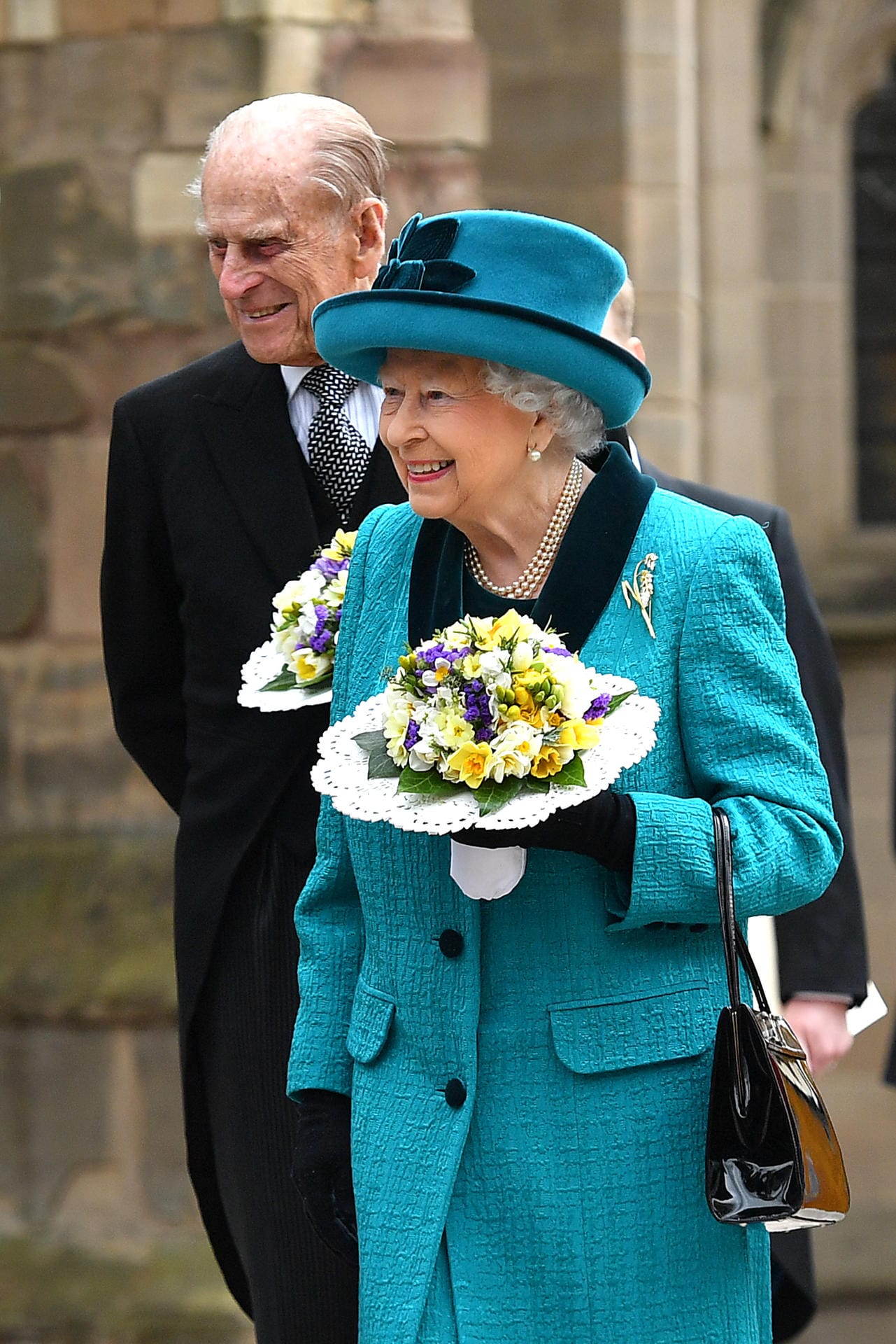 Nicht etwa die Queen verzichtete, sondern ihr Ehemann Prinz Philip. Die Hochzeit mit Elizabeth brachte ihm zwar einige Titel ein (beispielsweise Herzog von Edinburgh). Den Prinzen von Griechenland und Dänemark, die Titel, die er aus seiner Familie mitbrachte, musste er abgeben.