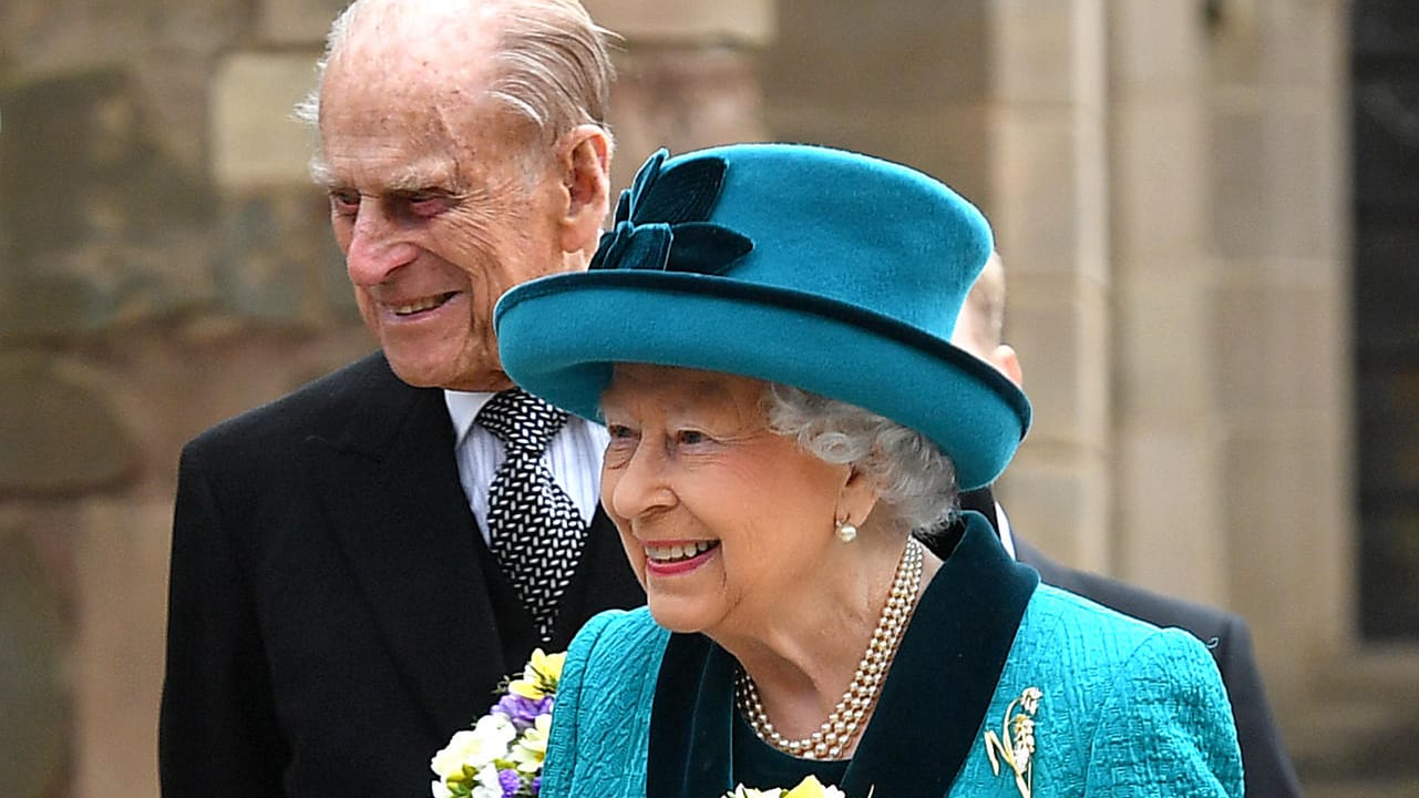 Nicht etwa die Queen verzichtete, sondern ihr Ehemann Prinz Philip. Die Hochzeit mit Elizabeth brachte ihm zwar einige Titel ein (beispielsweise Herzog von Edinburgh). Den Prinzen von Griechenland und Dänemark, die Titel, die er aus seiner Familie mitbrachte, musste er abgeben.