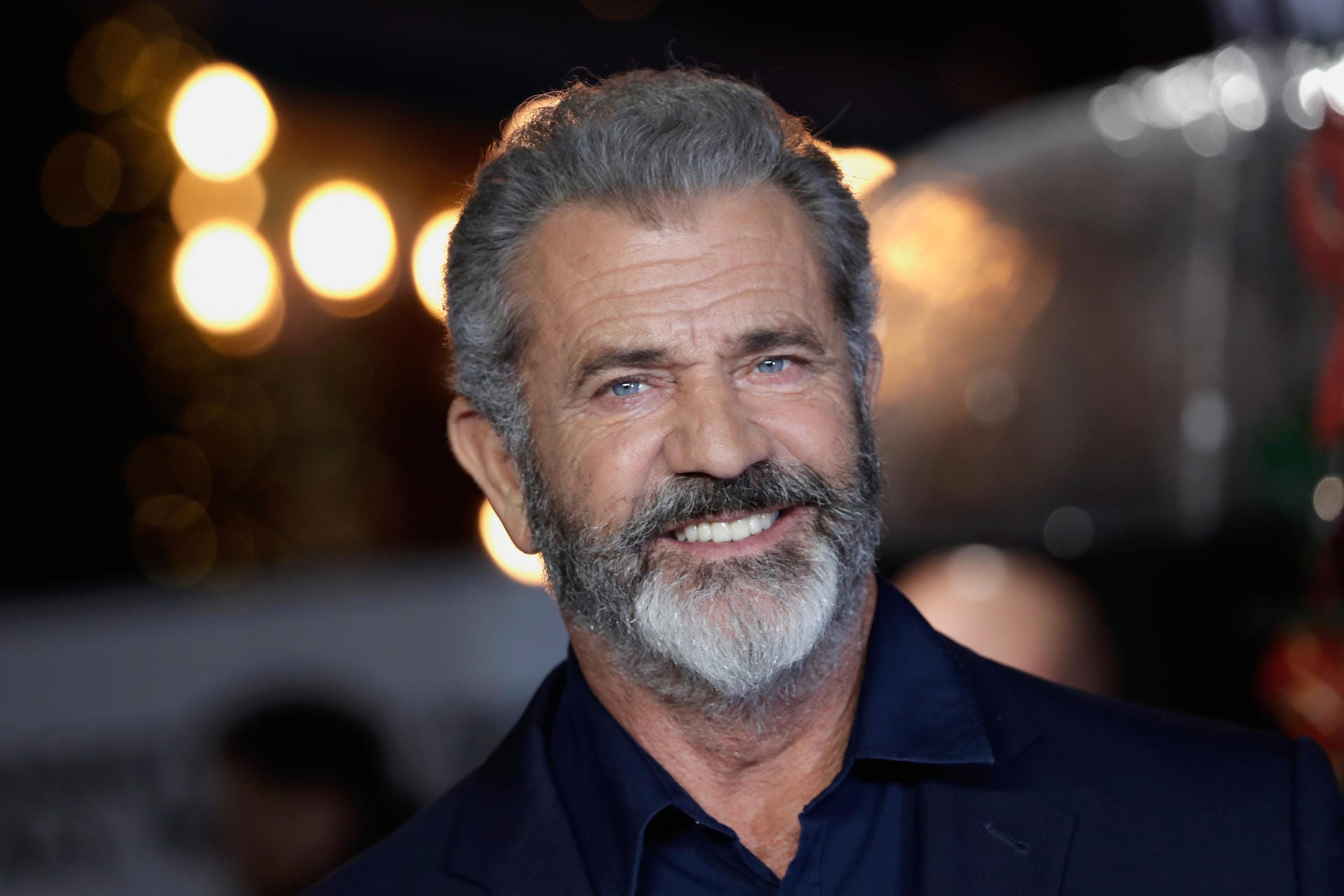 Mel Gibson bekam beim Kirchgang Besuch von einem Obdachlosen. Dieser war der Meinung, dass er von Gott entsandt wurde, um den Schauspieler zu heilen. Folge: drei Jahre Haft und Psychotherapie.