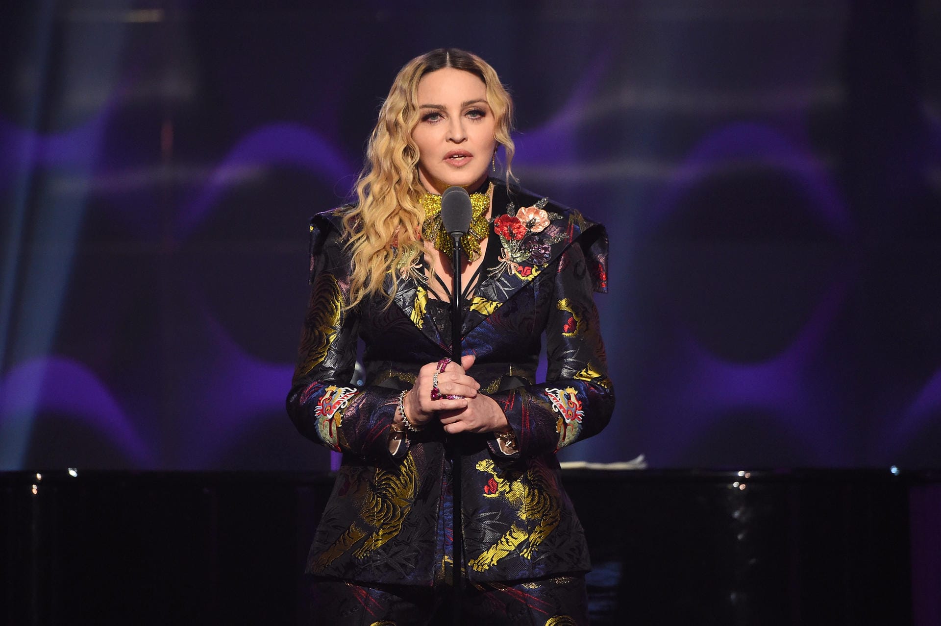 Die "Queen of Pop" wurde schon mehrfach zum Stalking-Opfer: Einer ihrer Verfolger drohte Madonna 1995 damit, ihr die Kehle durchzuschneiden, wenn sie seine Liebe nicht erwidere. Die Folge: Haft und Psychiatrie.
