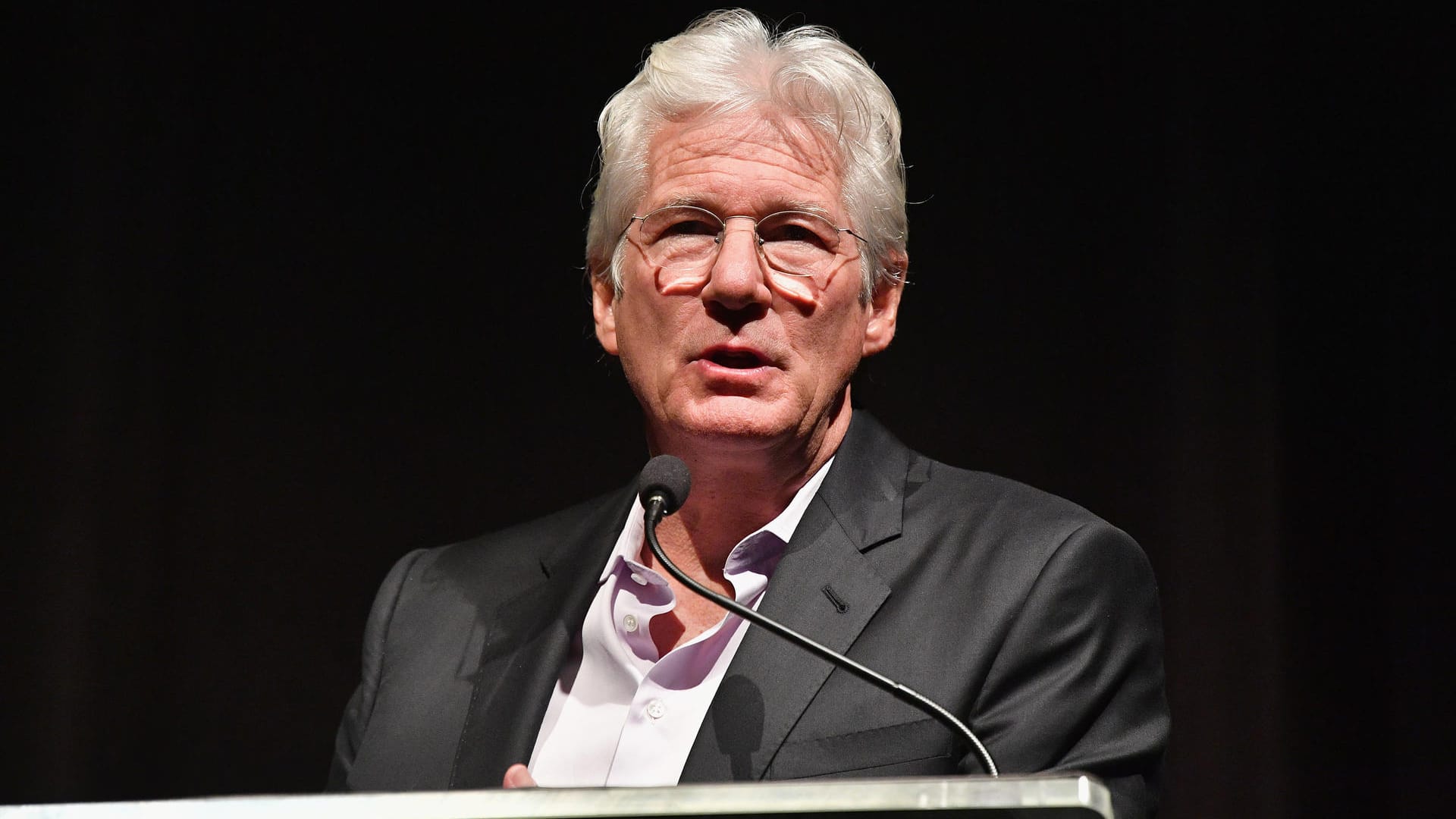 Telefonterror bei Richard Gere: Eine Mutter mit drei Kindern rief den Schauspieler ständig an und tauchte schlussendlich auch vor seinem Büro auf. Sie wurde festgenommen und zu einer Haftstrafe verurteilt.