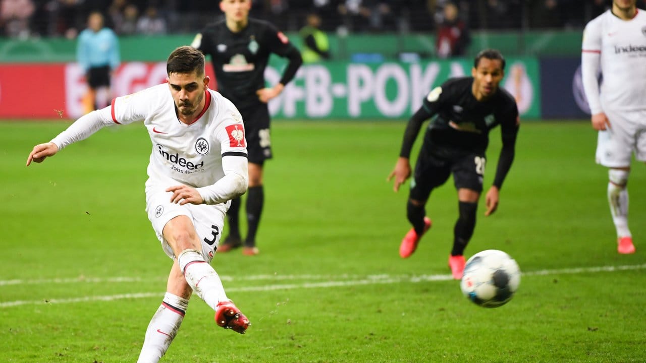 André Silva (l) von Eintracht Frankfurt erzielt das 1:0 gegen Bremen.