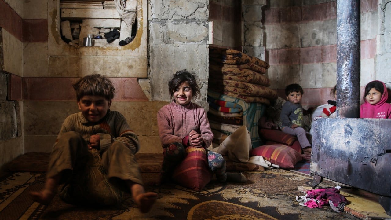 Zuflucht in einem unbewohnbaren Gebäude: Syrische Kinder im Elend.