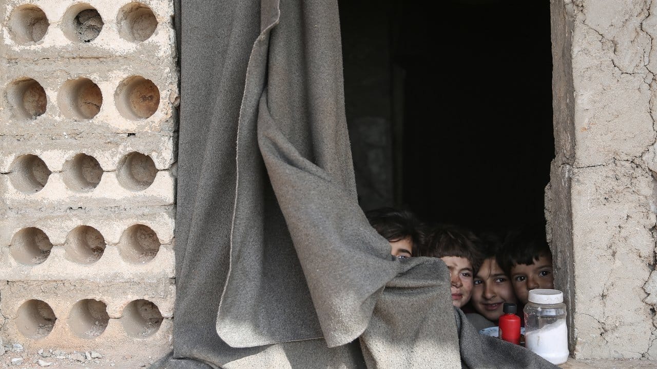 Sie haben kein Zelt an der syrisch-türkischen Grenze bekommen: Kinder in einem eigentlich unbewohnbaren Gebäude in Idlib.