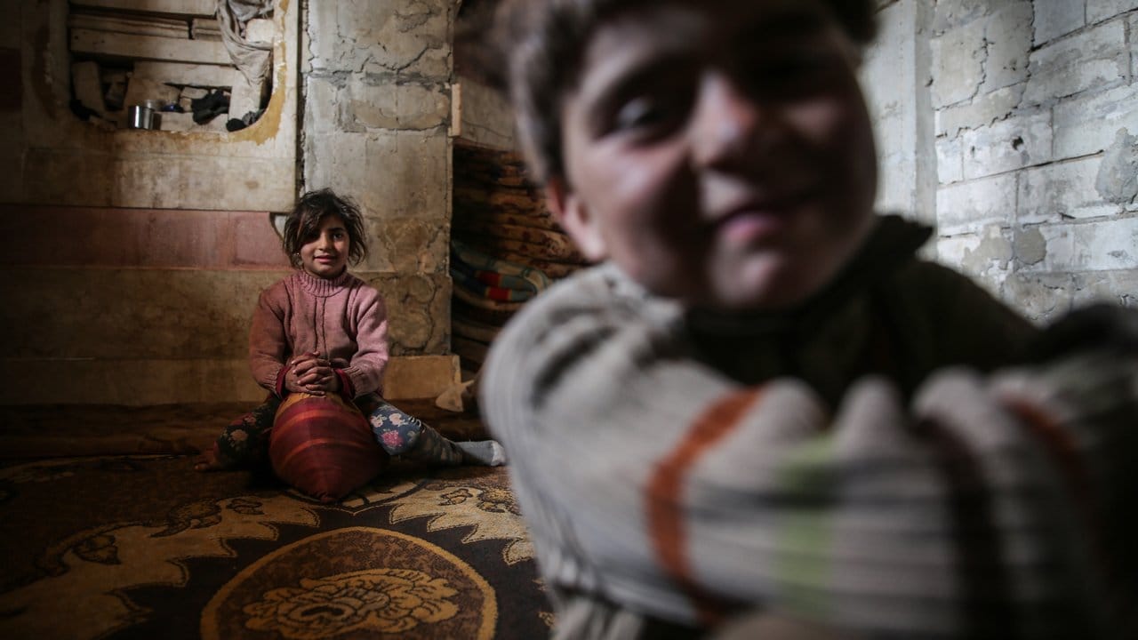 Ein zaghaftes Lächeln: Die Familien dieser syrischen Kinder wurden durch Bombardierungen aus der Stadt Maarat al-Numan vertrieben.
