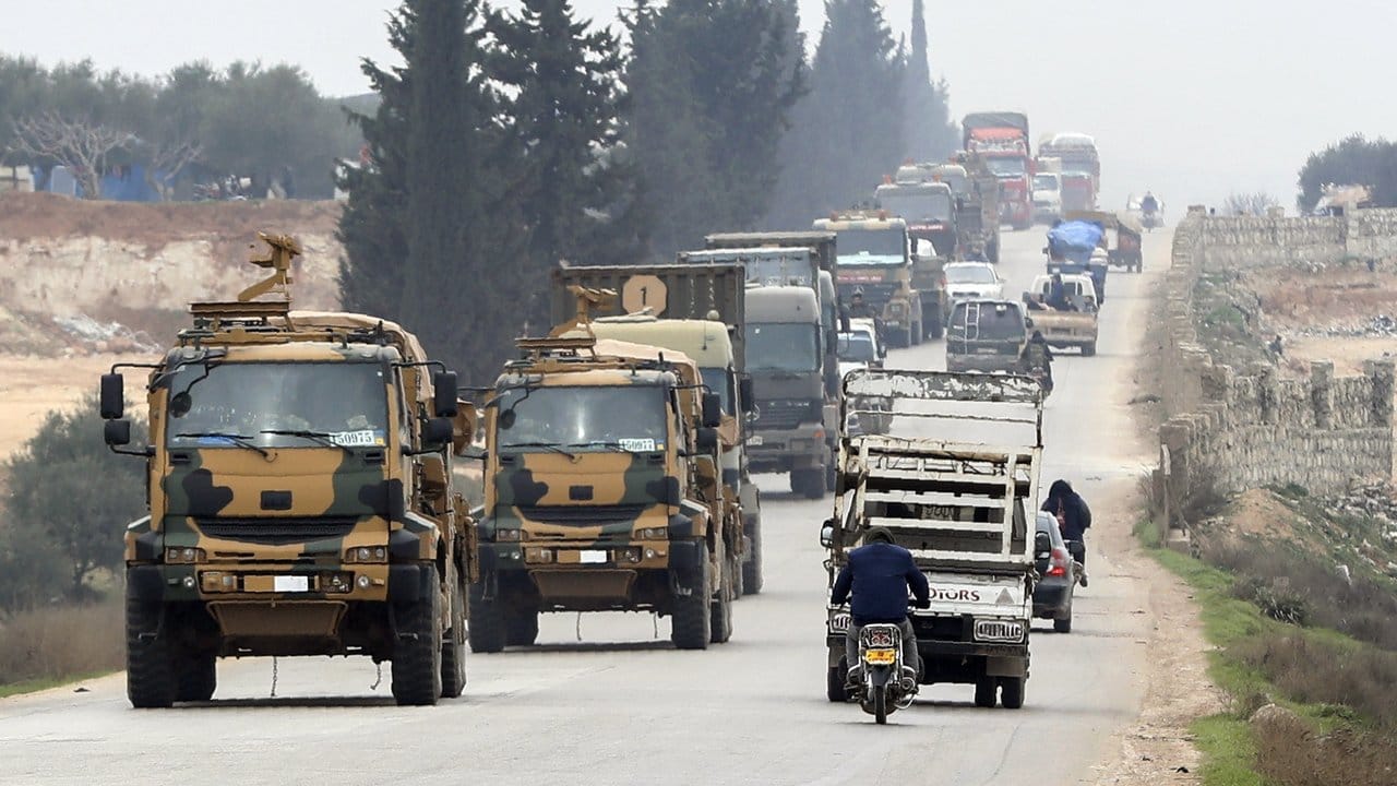Ein türkischer Militär-Konvoi bewegt sich durch die syrische Provinz Idlib, die als letzte Rebellenhochburg gilt.